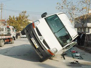 Öğrenci servisleri çarpıştı: 4 yaralı