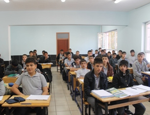 75 kişilik sınıflar var