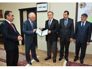 Ptt Başmüdürü Fakirullahoğlu Vali Altıparmak'ı Ziyaret Etti