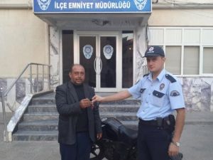 Polis Çalıntı Dört Motosikleti Sahiplerine Teslim Etti