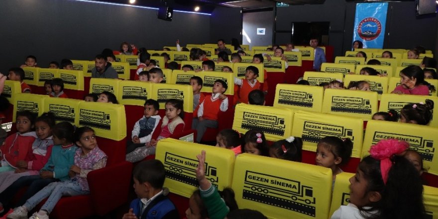 Ağrı Belediyesi çocukları gezen sinema ile buluşturdu