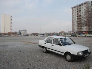 Paralı otoparkta tek araç