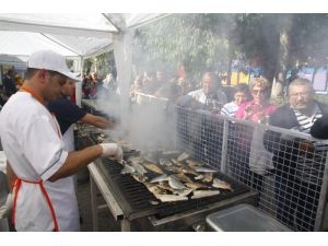 Konak Belediyesi Öncülüğünde 3 Bin 500 Kişiye Ekmek Arası Balık Dağıtıldı