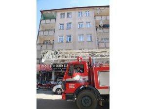 Çatıda Mahsur Kalan Kediyi İtfaiye Kurtardı