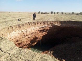 Konya'da 8 metre derinliğinde obruk oluştu