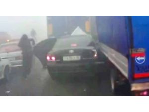 Rusya’da Zincirleme Kaza: 12 Araç Birbirine Girdi