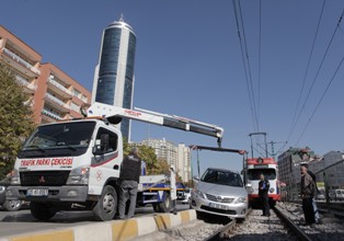 Çarpmamak için tramvay yoluna kaçtı