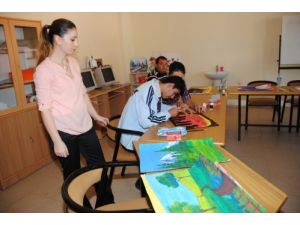 Engelli Öğrenciler Yaptıkları Resimlerle Hayal Dünyalarını Yansıtıyor