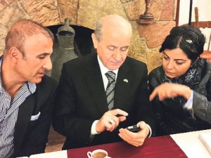 Bahçeli ilk kez cep telefonunu gösterdi