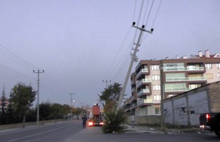 Elektrik direğini kıran sürücü kayıplara karıştı