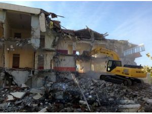 Çomü, Deprem Güvenliğine Uymayan İlahiyat Fakültesi Binasını Yıktı