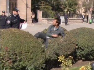 Kaçmak için ortalığı birbirine kattı