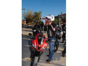 Jandarma, Güvenli Trafik İçin 25 Motosiklet Sürücüsüne Kask Dağıttı