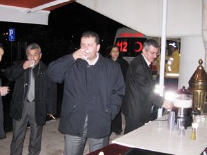 Yolcu bekleyenlere salep ikramı yapıldı