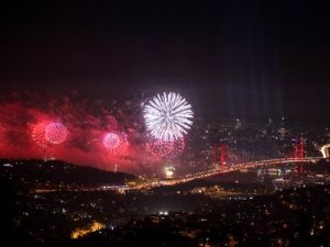 İstanbul'da Muhteşem Havai Fişek Gösterisi