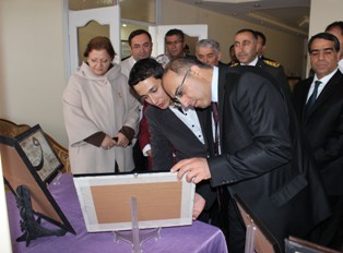 Genç ressamdan hat sergisi