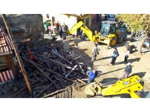 Sapanca'da, 'Meydan Projesi' İçin Yıkımlar Başladı