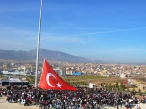 Karabük’ün En Büyük Bayrağı Göklere Çekildi