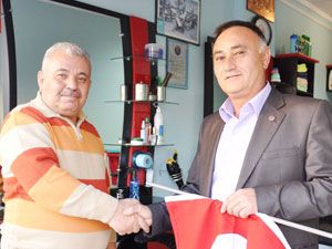 Oda başkanları esnafa Türk Bayrağı dağıttı