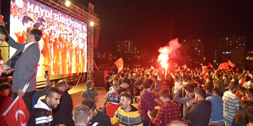 Konya'da dev ekranda milli maç coşkusu