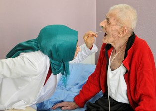 Huzurevinde diş taraması yapıldı