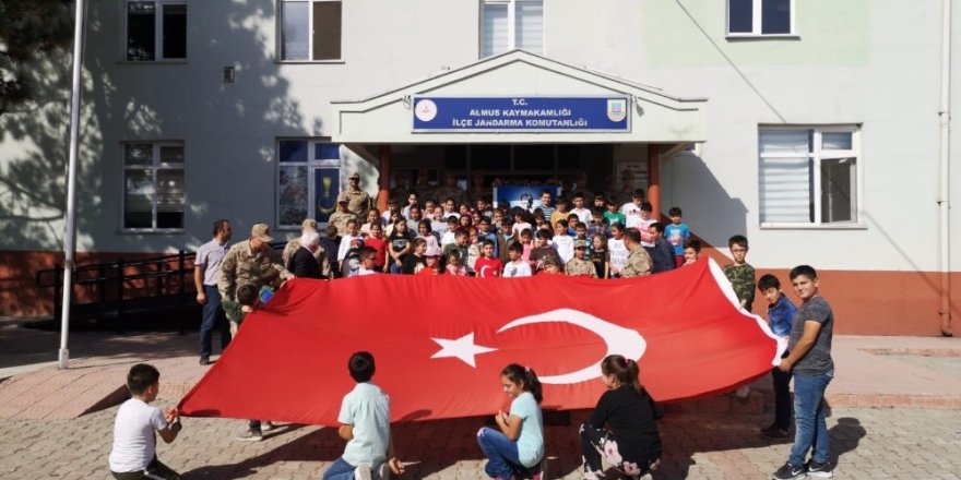 Öğrencilerden Mehmetçiğe destek