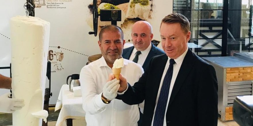 Avustralya Büyükelçisi dondurma kesti