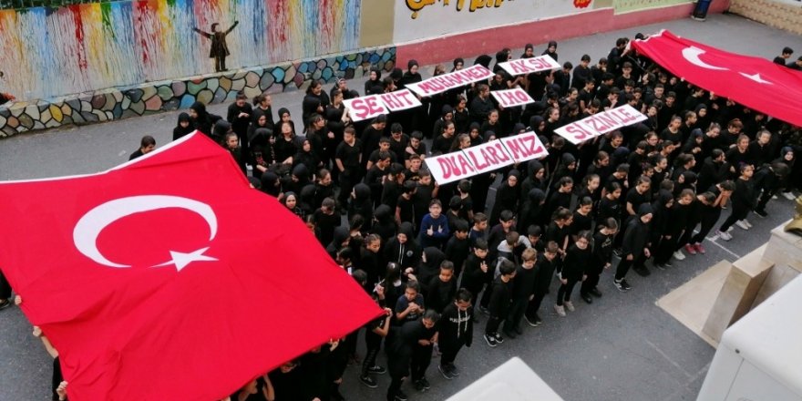 Öğrencilerden Mehmetçik’e marşlı Türk bayraklı destek
