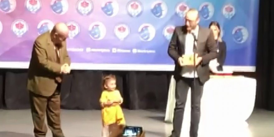Yönetmen baba ödül alırken 2 yaşındaki kızı sahneye çıktı