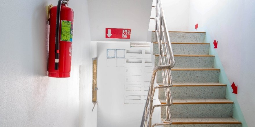 "Yangın merdiveni kapısını kilitli tutmak hayati risklerin yaşanmasına neden oluyor"