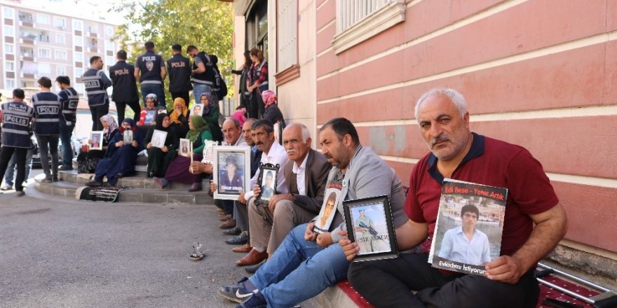 HDP önündeki ailelerin evlat nöbeti 45’inci gününde