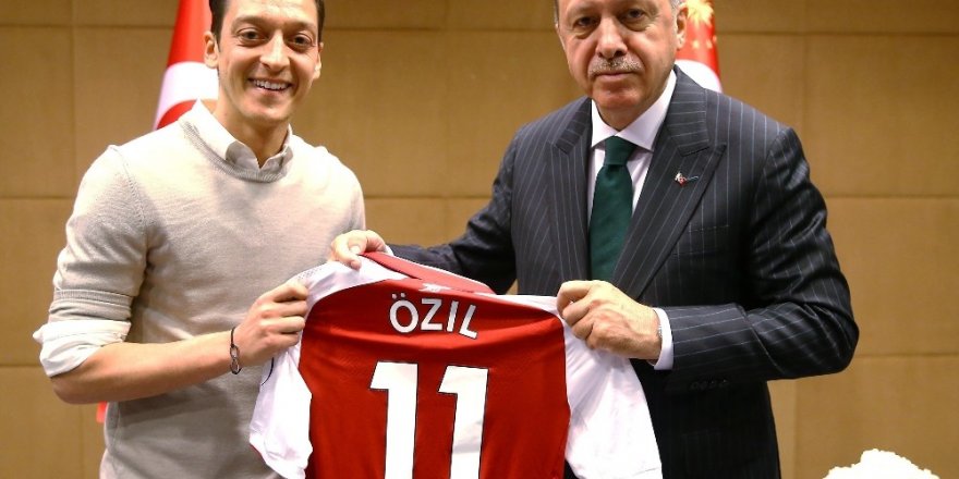 Mesut Özil: "Kiminle fotoğraf çektireceğime karar vermekte özgürüm"