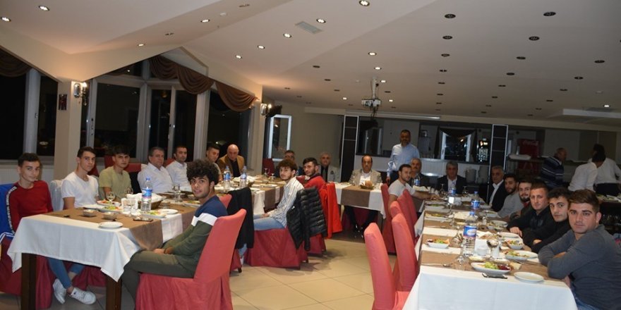 Başkan Demirtaş, Gülüç Belediyespor futbolcularına moral yemeği verdi