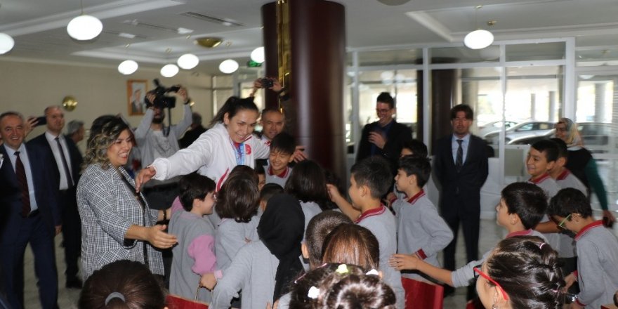 Çocuklardan milli boksör Elif Güneri’ye tebrik sarılması