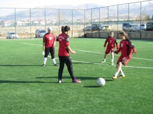 Erzurum'un Tek Bayan Futbol Takımı Destek Bekliyor