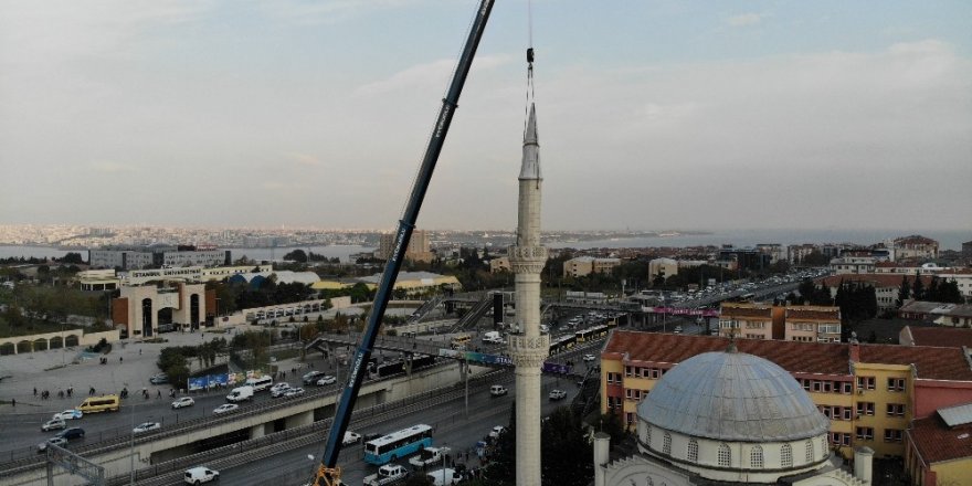 Avcılar’da depremde zarar gören caminin ikinci minaresinin sökümü başladı