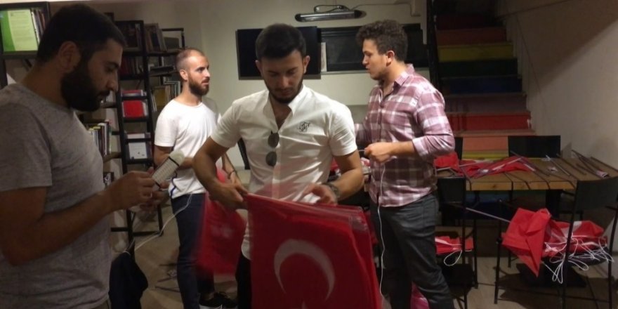 Mehmetçiğe destek için şehrin göbeğine 1 kilometre boyunca Türk bayrağı astılar