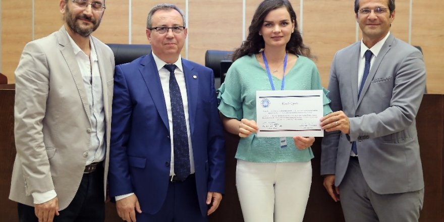 Tetova Üniversitesi hekim adayları sertifikalarına kavuştu