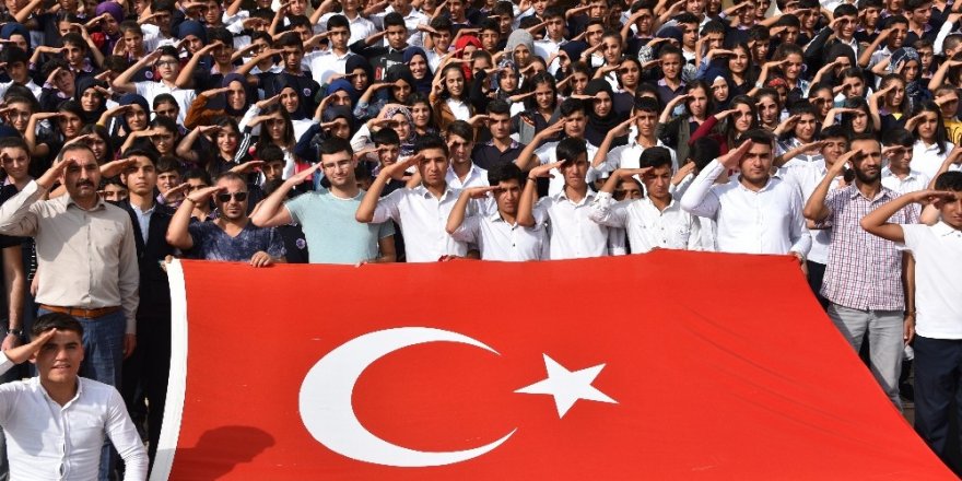 700 öğrenci Mehmetçiğe selam çaktı