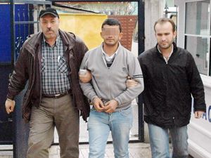 Mezarcı, mezarcıyı bacaklarından vurdu