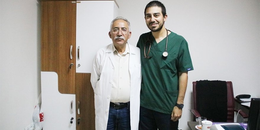 Baba-oğul aynı hastanede doktor olarak görev yapıyor