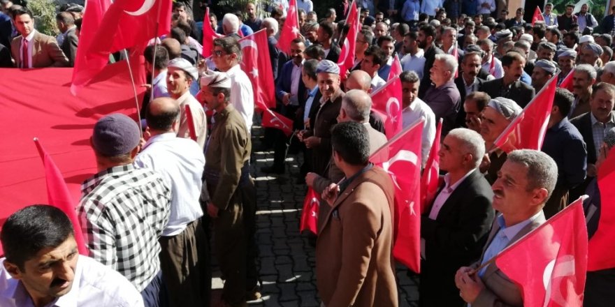 Şemdinli’de Mehmetçiğe destek yürüyüşü