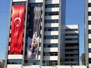 Çankaya Belediyesi Atatürk posterini ters astı