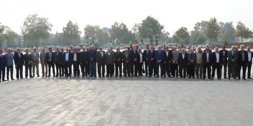 Muhtarlar Derneği Federasyon Başkanı Erdem, Atatürk anıtına çelenk koydu