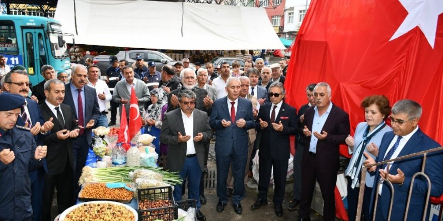 Esnaf ve vatandaşlara Türk Bayrağı dağıtıldı
