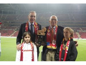 Türk Telekom’dan Galatasaray’ın Efsane İsimlerinden Nur Danişmend’e Plaket