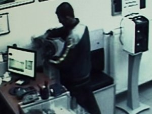 Uslanmaz hırsız bu kez yardım kutusunu çaldı