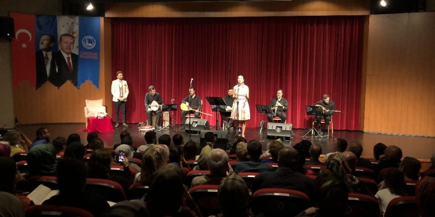 Üsküdar’da Yaprak Sayar ve Ünal Zorer konser verdi