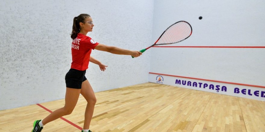 Squash’ta 31 sporcu ile ev sahibi Muratpaşa