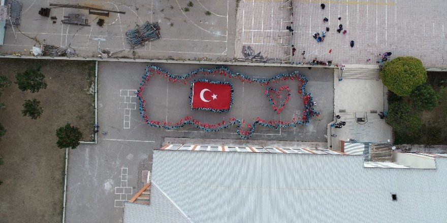 Türk Bayrağı koreografisi yaptılar